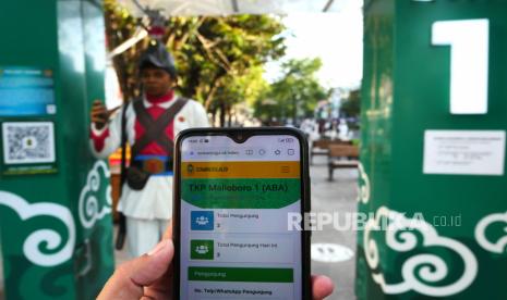 Hasil pemindaian barcode Sowan Jogja di depan gate masuk kawasan Malioboro, Yogyakarta, Senin (27/9). Selain pemberlakuan ganjil genap, di Malioboro juga diberlakukan register dengan memindai barcode Sowan Jogja. Ada 17 titik pemindaian barcode ini, di pintu utama dan pintu sirip-sirip Malioboro.