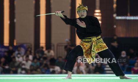 Pesilat putri Indonesia Puspa Arum Sari beraksi dalam final nomor seni tunggal putri saat SEA Games 2023 di Chroy Changvar International Convention & Exhibition Center, Phnom Penh, Kamboja, Minggu (7/5/2023). Puspa Arum Sari meraih medali emas dalam nomor pertandingan tersebut dengan perolehan skor 9.970. 