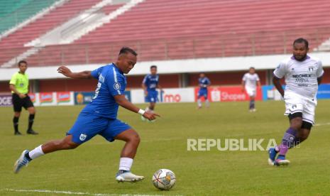 Gelandang serang PSIS Semarang, Wawan Febrianto mencoba menembak bola ke gawang Persita Tangerang pada lanjutan BRI Liga 1 di Stadion Maguwoharjo, Sleman, Yogyakarta, Sabtu (25/2/2023). Pada pertandingan ini PSIS harus puas berbagi poin usai imbang melawan Persita dengan skor 1-1.