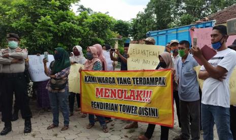 Warga di Ponorogo Demo Minta Tower Seluler Dirobohkan