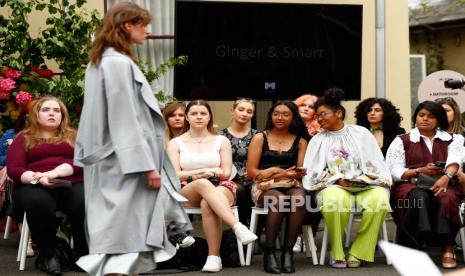 Model berjalan di landasan pacu selama Secret Garden Runway sebagai bagian dari Melbourne Fashion Week di Royal Botanic Gardens Victoria di Melbourne, Australia, 15 November 2021. Negara Bagian Victoria yang menaungi Melbourne perlahan-lahan melonggarkan pembatasan Covid-19.