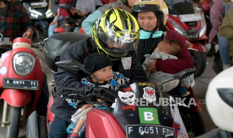 Pemudik bersepeda motor antre menunggu untuk menaiki kapal di Pelabuhan Bakauheni.   Bandarlampung (ANTARA) - Kepolisan Daerah (Polda) Lampung menyebutkan bahwa puncak arus mudik di Pelabuhan Bakauhen