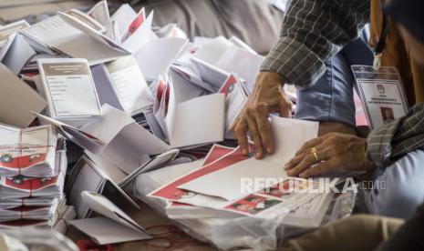 Pekerja melipat surat suara Pemilu Gubernur dan Wakil Gubernur Kepulauan Riau 2020 di Gudang Logistik KPU Kota Batam, Kepulauan Riau, Selasa (17/11/2020). KPU Kota Batam telah menerima logistik Pilkada sebanyak 603.260 surat suara dan 2.177 kotak suara yang akan didistribusikan ke 64 kelurahan di 12 kecamatan di Kota Batam. 