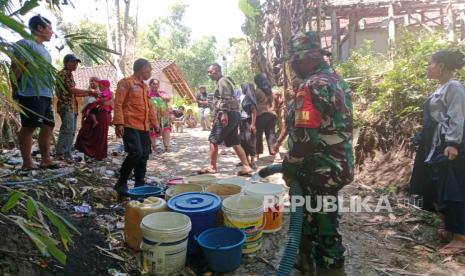 Badan Penanggulangan Bencana Daerah (BPBD) Kabupaten Garut, Jawa Barat, mendistribusikan bantuan air bersih untuk warga di daerah terdampak kekeringan. 