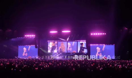 Suasana konser hari pertama BLACKPINK di Stadion Utama Gelora Bung Karno (SUGBK), Senayan, Jakarta, Sabtu (11/3/2023).