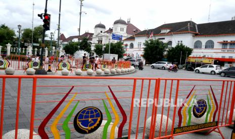 Barikade dipasang untuk penyekatan kawasan Titik Nol Yogyakarta, Selasa (29/12). Barikade dipasang di kawasan Titik Nol Yogyakarta untuk mengurangi keramaian saat libur tahun baru. Kawasan Titik Nol Yogyakarta, Tugu Pal Putih, dan Malioboro masih menjadi tujuan utama wisatawan saat berkunjung ke Yogyakarta.