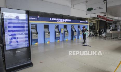 Petugas membersihkan lantai Bandara Halim Perdanakusuma di Jakarta, Rabu (26/1/2022). PT Angkasa Pura (AP) II (Persero) memastikan pemindahan penerbangan dari Bandara Halim Perdanakusuma ke Bandara Soekarno-Hatta berjalan lancar. 