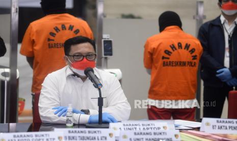 Kapolda Gorontalo, Irjen Polda Helmy Santika (berbaju putih). Helmy mengatakan jajarannya memeriksa seorang mahasiswa UNG yang diduga melontarkan kata-kata tak pantas ke Presiden Joko Widodo.