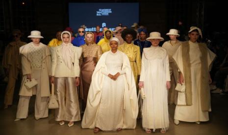 Buttonscarves Gandeng Supermodel Halima Aden di Runway Istanbul Modest Fashion Week 2024