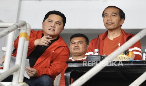 Presiden Joko Widodo bersama Menteri BUMN sekaligus Ketua Umum PSSI Erick Thohirdi Stadion Utama Gelora Bung Karno (GBK), Senayan, Jakarta, Kamis (12/10/2023). 