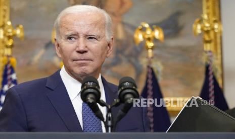 Presiden AS Joe Biden mendengarkan pertanyaan dari seorang reporter setelah berbicara tentang Ukraina dari Ruang Roosevelt di Gedung Putih di Washington, Rabu, 25 Januari 2023. Biden Telepon Netanyahu Kutuk Serangan Teror di Sinagoge Yerusalem