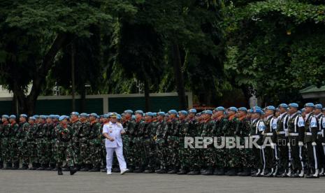 Panglima TNI Laksamana Yodo Margono melakukan pemeriksaan pasukan saat upacara serah terima jabatan Komandan Paspampres di Mako Paspampres, Jakarta, Senin (27/2/2023). Mayjen TNI Rafael Granada Baay resmi menjadi Komandan Pasukan Pengamanan Presiden menggantikan Marsda TNI Wahyu Hidayat.