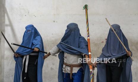 Gadis-gadis Afghanistan yang berlatih wushu, seni bela diri Tiongkok, berpose untuk difoto di Kabul, Afghanistan, Minggu, 6 November 2022. Taliban yang berkuasa telah melarang perempuan dari olahraga serta melarang mereka dari sebagian besar sekolah dan banyak bidang kerja. Sejumlah wanita berpose untuk seorang fotografer AP untuk dipotret dengan peralatan olahraga yang mereka sukai. Meskipun mereka tidak harus mengenakan burqa dalam kehidupan sehari-hari, mereka memilih untuk menyembunyikan identitas mereka dengan burqa karena mereka takut pembalasan Taliban dan karena beberapa dari mereka terus berlatih olahraga secara rahasia. Erdogan: Taliban Larang Perempuan Enyam Pendidikan tidak Islami