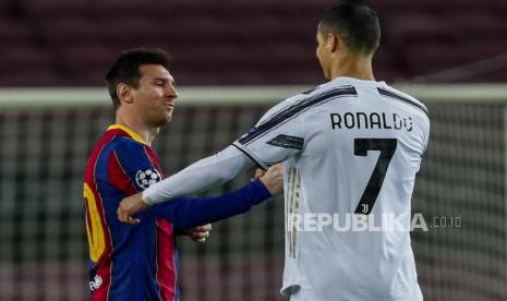 Messi dan Ronaldo berjabat tangan sebelum laga Grup G Liga Champions antara Barcelona vs Juventus di Camp Nou stadium, Barcelona, Spanyol, Rabu (9/12) dini hari. 