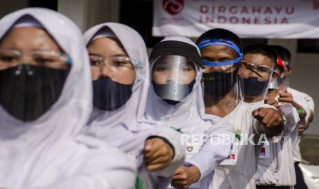 Tim Paskibaraka Kota Bandung menjalani latihan dengan menggunakan masker dan pelindung wajah di Balai Kota Bandung, Jawa Barat, Ahad (9/8/2020). Semasa pandemi, menggunakan masker merupakan kewajiban, namun itu juga bisa mendatangkan masalah bagi kulit wajah.