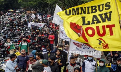 Gabungan aliansi buruh menggelar aksi unjuk rasa tolak Undang-undang Cipta Kerja atau Omnibus Law di Kantor Pemerintahan Daerah Kabupaten Bogor, Cibinong, Bogor, Jawa Barat, Kamis (8/10). UU Cipta Kerja saat ini tinggal menunggu tanda tangan Presiden Joko Widodo untuk kemudian diundangkan. (ilustrasi) 