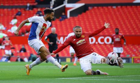  Andros Townsend (Kiri) dari Palace unggul 1-0 selama pertandingan Liga Utama Inggris antara Manchester United dan Crystal Palace di Manchester, Inggris, 19 September 2020. KHUSUS