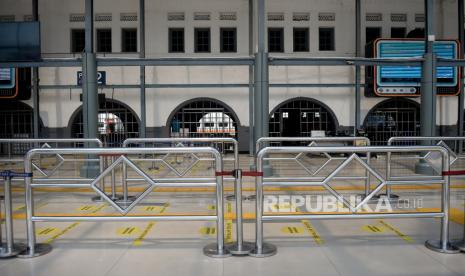 Suasana gate keberangkatan yang terlihat sepi di Stasiun Pasar Senen di Jakarta, Senin (22/2). PT KAI Daop 1 Jakarta membatalkan perjalanan Kereta Api Jarak Jauh pada keberangkatan Stasiun Gambir sebanyak delapan kereta api dan pada Stasiun Pasar Senen tujuh kereta api akibat perawatan pada sejumlah lintasan rel kereta api yang terendam banjir. Terkait hal ini KAI akan mengembalikan biaya pembelina tiket para penumpang 100 persen.Prayogi/Republika.