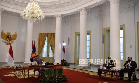 Presiden Joko Widodo (kiri) didampingi Menlu Retno Marsudi (kedua kanan) dan Seskab Pramono Anung menghadiri KTT ASEAN ke-36 secara virtual di Istana Bogor, Jawa Barat, Jumat (26/6/2020). Dalam KTT dengan tuan rumah Vietnam tersebut, Presiden Joko Widodo menekankan pentingnya untuk memperkuat kerja sama antar negara anggota ASEAN dalam pemulihan ekonomi dampak pandemi COVID-19 serta mengusulkan perlunya pengaturan ASEAN Travel Corridor. ANTARA FOTO/Sigid Kurniawan/POOL/wsj.