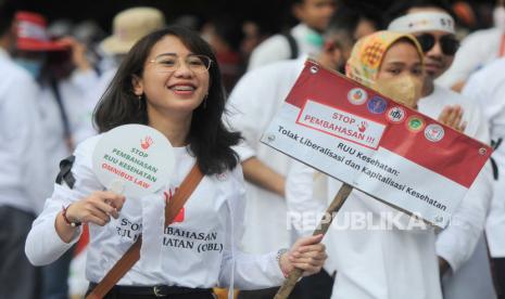 Sejumlah tenaga kesehatan saat melaksanakan aksi di kawasan Patung Kuda Arjuna Wiwaha, Jakarta, Senin (8/5/2023). Aksi damai yang dilaksanakan oleh gabungan organisasi profesi kesehatan itu menolak RUU Omnibus Law Kesehatan yang dinilai berpotensi memecah belah profesi kesehatan, melemahkan perlindungan dan kepastian hukum tenaga kesehatan. Selain itu mereka juga menuntut pemerintah untuk memperhatikan sejumlah fasilitas kesehatan di daerah pelosok yang belum memadai.