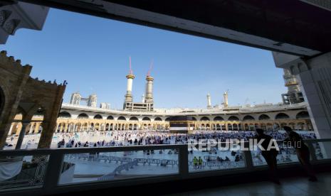 Umat Muslim melakukan Tawaf Perpisahan di sekitar Kabah di Masjidil Haram di Makkah, Arab Saudi, 11 Juli 2022. Jemaah haji yang mengakhiri hari kedua Tashreeq, tinggal dua hingga tiga hari di lembah Mina, akan berangkat area Jamarat dan menuju ke Mekah untuk Tawaf Perpisahan. Otoritas Umum Saudi untuk Statistik mengumumkan bahwa total 899.353 jemaah melakukan ritual haji tahun ini termasuk 779.919 jemaah dari luar negeri, pada tahun pertama Kerajaan mengizinkan jemaah haji luar negeri sejak pembatasan pada tahun 2020 sebagai bagian dari upaya untuk mengekang penyebaran virus corona. Arab Saudi Mulai Buka Permohonan Visa Umroh