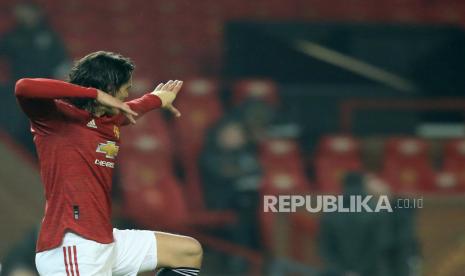 Striker Manchester United Edinson Cavani usai mencetak gol.