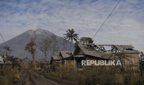 Kondisi rumah warga yang rusak akibat awan panas guguran Gunung Semeru di Dusun Curah Kobokan, Pronojiwo, Lumajang, Jawa Timur, Rabu (8/12/2021).  Dusun Curah Kobokan merupakan salah satu lokasi terparah terdampak awan panas guguran Gunung Semeru dan salah satu dusun terdekat dengan kawah Gunung Semeru 