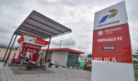 Petugas mengisi BBM jenis Pertamax di Pertashop (Pertamina Shop) Desa Mambalan, Kecamatan Gunungsari, Lombok Barat, NTB. Tensi geopolitik terus mengerek harga minyak dunia. Hal ini kemudian berimbas pada Indonesian Crude Price (ICP) pada Januari kemarin.