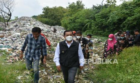 Pj Bupati Majalengka, Dedi Supandi, saat meninjau TPA Heuleut, Kabupaten Majalengka, Kamis (18/1/2024). 