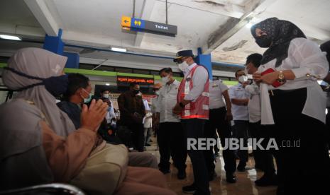 Menteri Perhubungan Budi Karya Sumadi (tengah) didampingi Bupati Klaten Sri Mulyani (kanan) berbincang dengan calon penumpang bus saat kunjungan di Terminal Tipe A Ir. Soekarno, Klaten, Jawa Tengah, Ahad (17/7/2022). Dalam kunjungannya Menhub mengajak Pemerintah Kabupaten untuk menghidupkan kembali angkutan dalam kota karena tidak ada angkutan dalam kota dan angkutan pedesaan yang masuk ke terminal tersebut sehingga masih minim terwujudnya intergrasi antarmoda di terminal itu. 