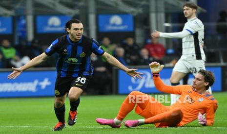 Matteo Darmian (kiri) dari Inter Milan melakukan selebrasi setelah mencetak gol 1-0 pada pertandingan sepak bola Serie A antara FC Inter dan Atalanta BC, di Milan, Italia,  Kamis (29/2/2024) dini hari WIB.