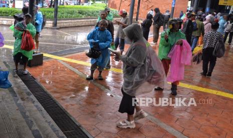 Warga mengenakan jas hujan untuk beraktivitas di Stasiun Tebet, Jakarta, Selasa (30/1/2024). Badan Meteorologi, Klimatologi dan Geofisika (BMKG) mengatakan potensi hujan dengan variasi intensitas yang beragam di wilayah Indonesia diprediksi masih dapat terjadi hingga memasuki periode awal bulan Februari 2024. BMKG menjelaskan, cuaca musim hujan Februari 2024 disebabkan oleh aktivitas Monsun Asia yang disertai adanya potensi seruakan dingin sehingga berpengaruh terhadap peningkatan massa udara basah di wilayah Indonesia bagian barat dan selatan ekuator.