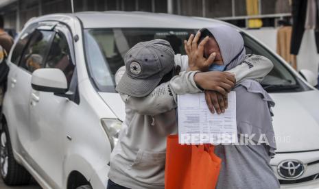 Seorang pelajar berpelukan dengan orang tuanya usai bebas dari penahanan karena terlibat aksi penolakan Undang-Undang Cipta Kerja di Polda Metro Jaya, Jakarta, Rabu (14/10). Polda Metro Jaya mengamankan 561 demonstran yang didominasi oleh remaja berstatus pelajar yang diduga terlibat kerusuhan saat aksi penolakan Undang-Undang Cipta kerja. Republika/Putra M. Akbar