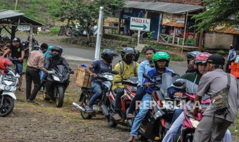 Petugas Gugus Tugas Covid-19 melakukan pendataan pengendara kendaraan bermotor di Perbatasan Tasikmalaya-Ciamis, Jembatan Cirahong, Kabupaten Ciamis, Jawa Barat, Jumat (10/4/2020). Presiden Joko Widodo (Jokowi) diminta tegas melarang masyarakat untuk tidak mudik.