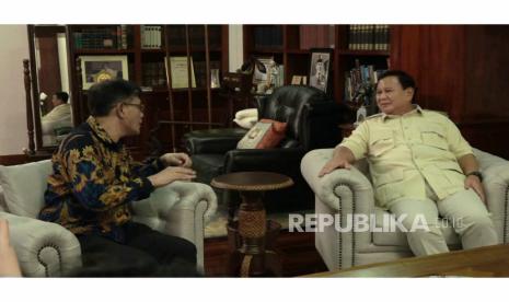 Politikus PDIP Budiman Sudjatmiko berbicara dengan Ketua Umum Partai Gerindra Prabowo Subianto di kediamannya Jalan Kertanegara, Jakarta Selatan, Selasa (18/7/2023) malam. Foto: 