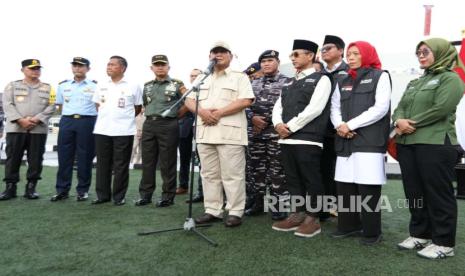 Menhan Prabowo Subianto bersama Baznas dan TNI AL mengirimkan 60 ton bantuan kemanusiaan untuk rakyat Palestina di Gaza. Kamis (18/1/2024).