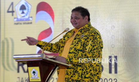 Ketua Umum Partai Golkar Airlangga Hartarto memberikan pidato dalam Rapimnas II Partai Golkar 2023 di Kantor DPP Partai Golkar, Jakarta, Sabtu (21/10/2023). Rapimnas II Partai Golkar tersebut mengusulkan pasangan Bakal calon Presiden dan Wakil presiden pada pilpres 2024 yaitu Prabowo Subianto dan Gibran Rakabuming Raka. 