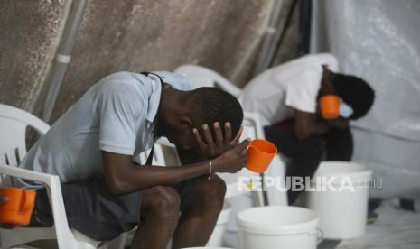 Pasien dengan gejala kolera duduk di pusat observasi di klinik kolera. Petugas medis di Sudan telah memperingatkan munculnya penyebaran penyakit kolera dan demam berdarah karena datangnya hujan musima