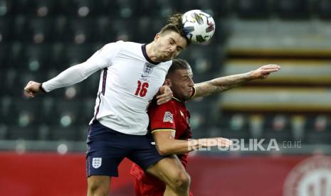 Pemain timnas Inggris, Jack Grealish  (kiri) menyundul bola bersama pemain Belgia Toby Alderweireld selama pertandingan sepak bola UEFA Nations League antara Belgia dan Inggris di stadion King Power di Leuven, Belgia, Minggu, 15 November 2020. 