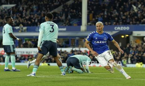 Pemain Everton Richarlison (kiri) bereaksi setelah mencetak gol pertama timnya selama pertandingan sepak bola Liga Premier antara Everton dan Leicester City di Goodison Park, di Liverpool, Inggris, Kamis (21/4/2022).