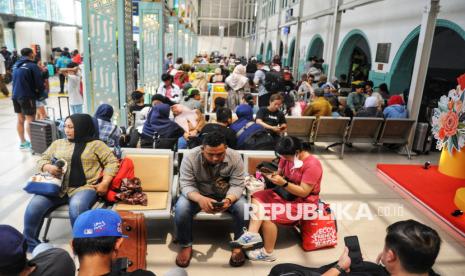 Sejumlah penumpang kereta api jarak jauh menunggu keberangkatan di Stasiun Pasar Senen, Jakarta Pusat. Selama momen Ramadhan, KAI menyiapkan takjil bagi penumpang yang berpuasa. (ilustrasi)