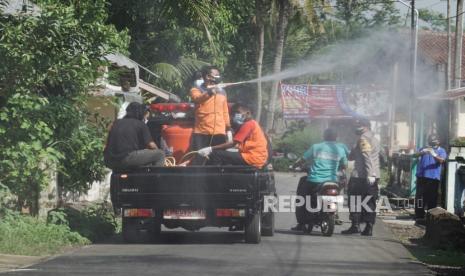 Petugas melakukan penyemprotan cairan disinfektan di lingkungan sekitar rumah warga yang terkonfirmasi positif COVID-19 di Desa Manduraga, Kalimanah, Purbalingga, Jateng, Jumat (18/6/2021). Usai memberlakukan lockdown, satgas COVID-19 Kabupaten Purbalingga, melakukan penyemprotan cairan disinfektan secara berkala terhadap rumah warga Desa Manduraga yang terkonfirmasi positif COVID-19 dan lingkungan sekitarnya. 