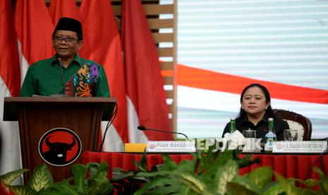 Bakal calon wakil presiden Mahfud MD menyampaikan pidato. Politikus PDIP Rieke Dyah Pitaloka harap Mahfud MD bisa mengembalikan marwah MK.