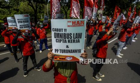 Sejumlah buruh saat melaksanakan unjuk rasa di depan Balai Kota DKI Jakarta, Jumat (10/12). Pada unjuk rasa yang bertepatan dengan peringatan Hak Asasi Manusia (HAM) Sedunia itu aksi tersebut massa buruh menuntut kenaikan upah layak sektoral 2022 sebesar 15 persen dan mencabut UU Omnibus Law Cipta Kerja. Republika/Putra M. Akbar