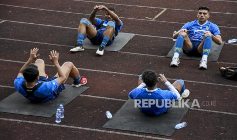 Sejumlah pemain Persib Bandung menjalani sesi latihan di Stadion Gelora Bandung Lautan Api (GBLA), Kota Bandung, Selasa (25/8). Tim Persib Bandung kembali menggelar latihan untuk mengembalikan stamina dan kerja sama tim sebagai persiapan kompetisi Liga Indonesia jika dimulai kembali usai dihentikan sementara akibat pandemi Covid-19. Foto: Abdan Syakura/Republika