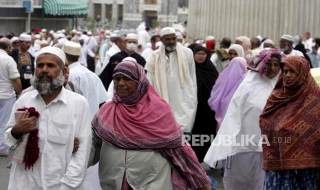 Travel Umroh Harus Cermat Merespon Kebijakan Arab Saudi yang Selalu Berubah. Foto: Jamaah umroh berjalan di luar al-Haram Sharif di kota suci Mekah, Rabu 27 Desember 2006.