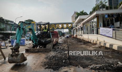 Perbaikan jalur busway sangat mengganggu karena baru dimulai di atas pukul 22.00. Ilustrasi.