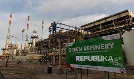 Petugas melakukan pemeriksaaan area kilang yang memproduksi Green Diesel (D100) dan Green Avtur di Kilang PT Kilang Pertamina Internasional RU IV Cilacap, Jateng, Kamis (27/10/2022). Green Refinery mengolah sumber daya energi baru terbarukan berbahan dasar minyak kelapa sawit, menjadi Green Diesel dan Green Avtur yang telah meraih Sertifikat International Sustainability and Carbon Certification (ISCC), dengan kapasitas produksi mencapai 3000 barrel per hari.