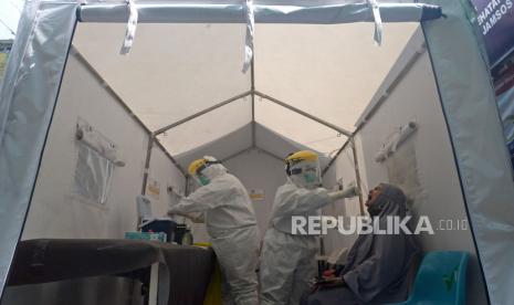 Petugas medis melakukan tes usap atau swab test terhadap warga di Puskesmas Kecamatan Gambir, Jakarta, Rabu (7/10). Dalam sehari swab test gratis tersebut memeriksa rata-rata 40 warga yang memiliki riwayat kontak dengan pasien positif. Hal ini guna melacak penyebaran Covid-19 terutama dalam klaster keluarga dan pemukiman wargaPrayogi/Republika.