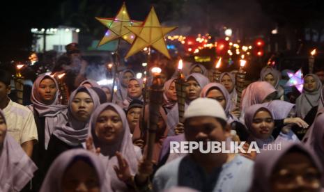 Sejumlah warga mengikuti pawai obor di Jalan Raya Lenteng Agung, Jakarta Selatan, Sabtu (22/2/2025). Pawai yang diikuti ratusan warga  tersebut dalam rangka menyambut bulan suci Ramadhan 1446 Hijriah. 